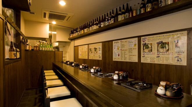 元祖博多麺もつ屋 - 内観写真:カウンターのみ８席。もつ鍋は目の前で店員さんが調整してくれる。