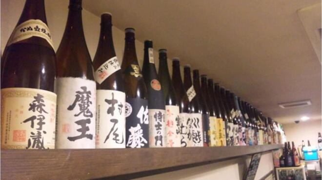 元祖博多麺もつ屋 - 料理写真:ずら～っと50種類以上揃う焼酎。410円～とリーズナブルな価格がうれしい。