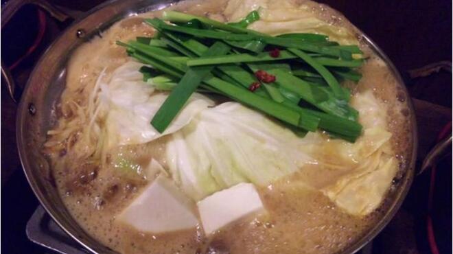 Gansohakatamemmotsuya - 料理写真:ぐつぐつ煮込まれる麺もつはお店の方で火加減を調節してくれる。