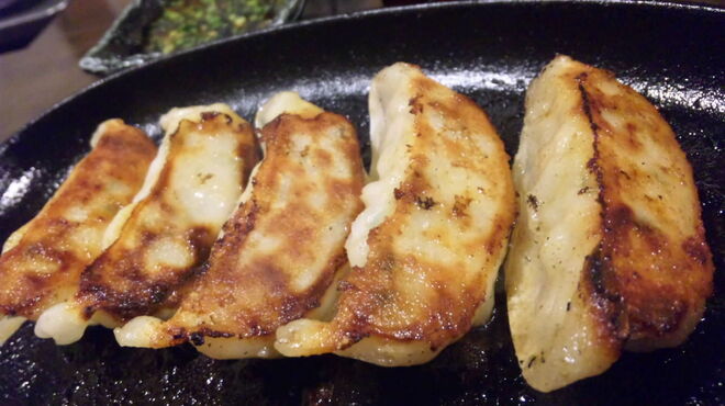 元祖博多麺もつ屋 - 料理写真:鉄板あつあつギョーザ！！目の前で焼くので美味しさUP！