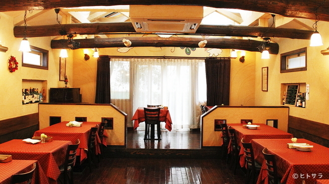 地中海食堂 タベタリーノ - 内観写真:ドアを開けると、別世界が広がります