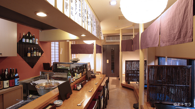 Miyabi - 内観写真:1階はカウンターと座敷、2階は宴会に使える個室