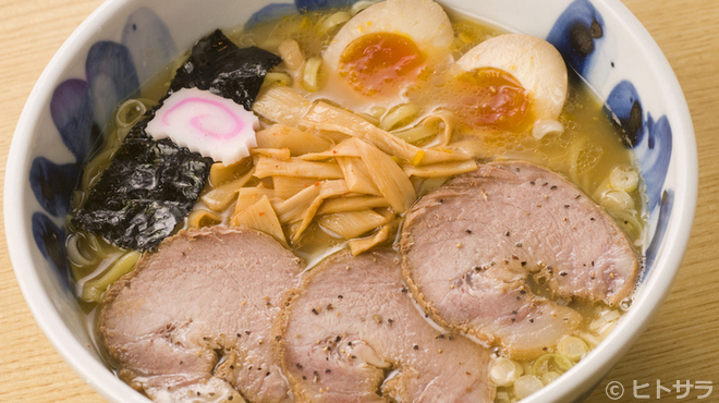 まるげん - 料理写真:魚介と豚骨のWスープに舌鼓『特・博多中華そば』