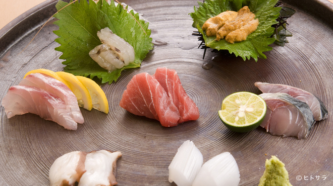 Torasan - 料理写真:鮮度抜群の魚介がたっぷり入った『刺身の盛り合わせ』（二人前）