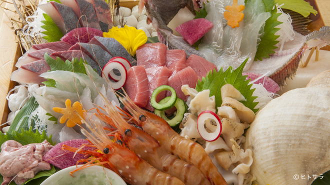 魚富 - 料理写真:地元富山の魚をよく知るオーナーが競り落とす新鮮な魚介