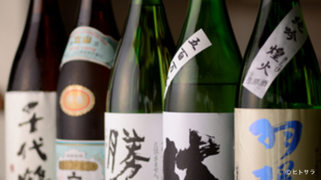 魚富 - ドリンク写真:県内の日本酒を網羅。季節限定品など希少なものも取り扱い