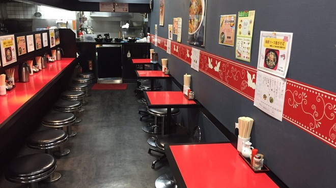 空港ラーメン 天鳳 - 内観写真:店内左側にもテーブル席がございます。