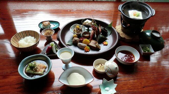 松籟庵 - 料理写真:料理長が心を込めてつくるまろやかな豆腐懐石
