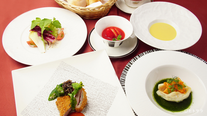 SAVOR - 料理写真:ご婦人方のお昼の優雅なひとときに最適なホテルレストラン