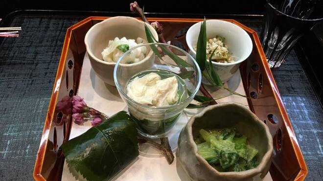 高麗橋桜花 - 料理写真:月替わりの前菜から御食事の時間が始まります。