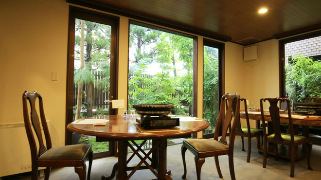 石鍋のぐち 白金邸 - 内観写真:人気の窓際のお席。デートなど様々なシーンでご利用頂けます。