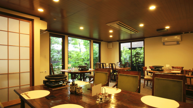 石鍋のぐち 白金邸 - 内観写真:家具や配置にもこだわった落ち着きのある店内です。