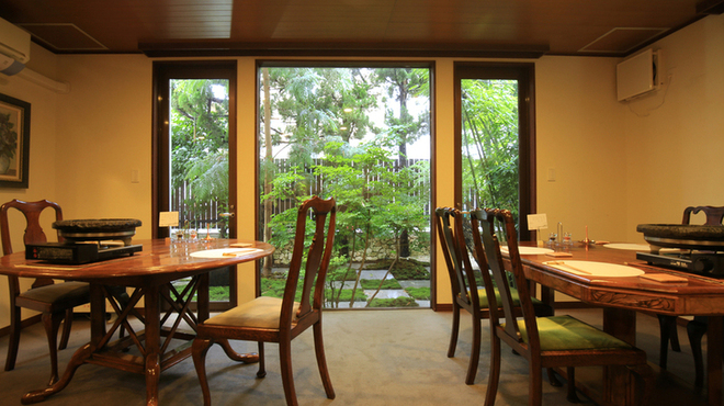 石鍋のぐち 白金邸 - 内観写真:広い窓から見える自慢のお庭がある空間をお楽しみください。