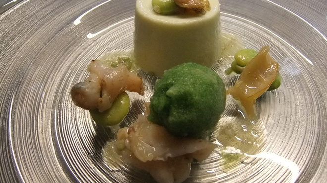 ピヴォワーヌ - 料理写真:空豆のブランマンジェ　つぶ貝のマリネ　葉ワサビのソルベ添え