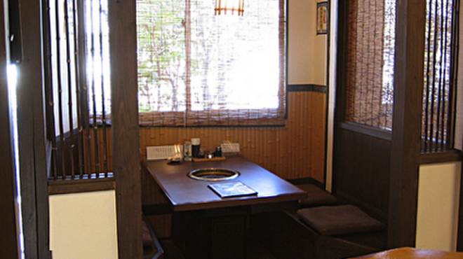 Yakiniku Tsurukamedou - 内観写真:個室風お席もございます。お子様連れのお客様も安心。