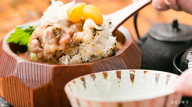 分油屋 - 料理写真:栗と豚肉をひつまぶしで味わう。新感覚丼『とんくりまぶし』