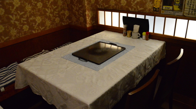 Koube Komotei - 内観写真:窓側のテーブル席です