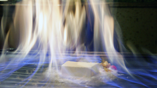 コルザ - 料理写真:当店名物！燃え上がる炎に包まれるアイスクリームは必見！芳醇なグランマニエの香りが漂います。
