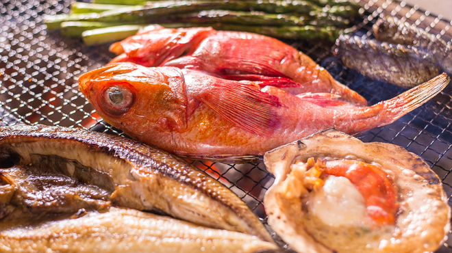 Sushi To Karobata Yaki Shiki Hana Maru - 料理写真:店内中央には炉端で干物や野菜がやかれています