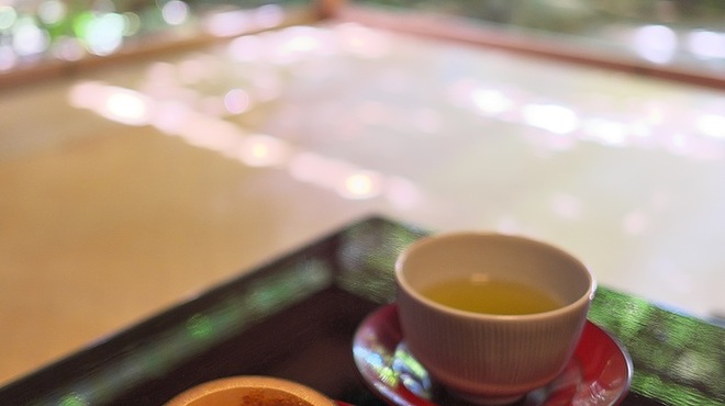 俵屋旅館 - 料理写真:俵屋名物のわらび餅でお出迎え。