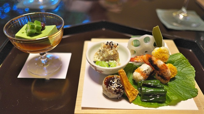 俵屋旅館 - 料理写真:まずは八寸で。その彩りがご挨拶がわり。