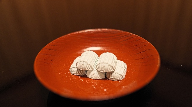俵屋旅館 - 料理写真:これも俵屋の定番。和三盆で作られた俵型の干菓子「福俵」。就寝前に仲居さんがそっとテーブルに置いて下さいます。