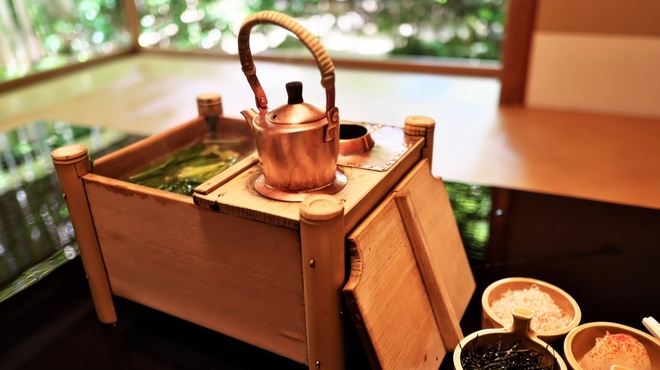俵屋旅館 - 料理写真:俵屋のためにオリジナルに製作された湯豆腐の桶。朝食を飾るにふさわしい☆