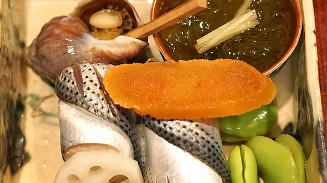 会席料理 岸由 - 料理写真:前菜　糸もずく、ツブ貝、こはだ寿司、蓮の酢漬け、蚕豆、唐墨