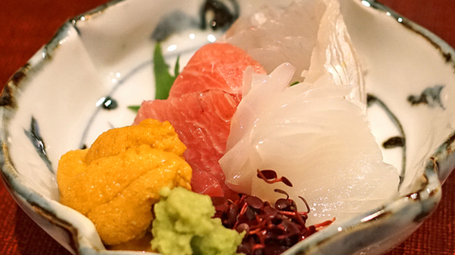 会席料理 岸由 - 料理写真:お造り　青森のムラサキ雲丹、福岡の白烏賊、徳島県鳴門の村 公一さんの鱸、島根の鮪の中トロ