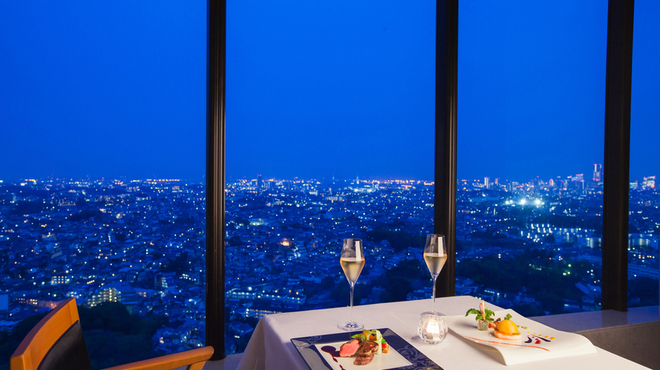 トップ オブ ヨコハマ 鉄板焼＆ダイニング - 料理写真:テーブル席より横浜の夜景を