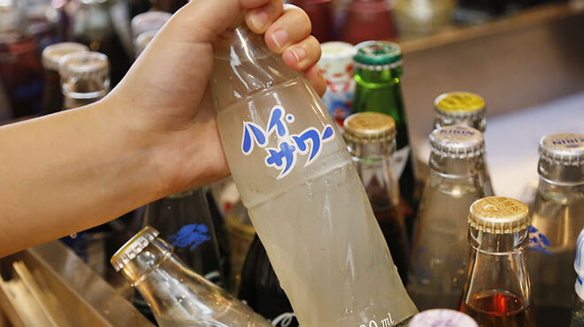 素揚げ酒場 パリパリ - ドリンク写真:当店名物！カウンター席で楽しむ”どぶ漬けドリンク”