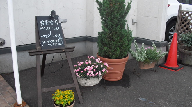 サンクス ア ロット - 外観写真:入り口の花