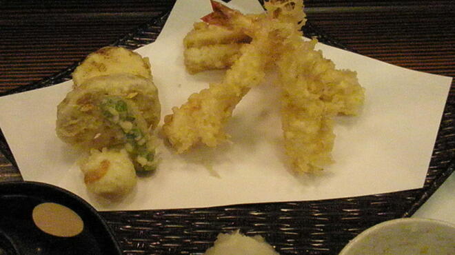喜太八 - 料理写真:ランチの天ぷら定食２０００円　一品ずつ揚げたてをお出しします　赤出汁・自家製漬け物やご飯はお代わり自由です