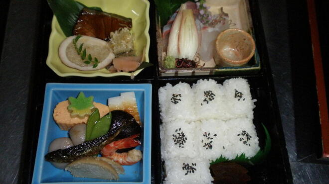 喜太八 - 料理写真:３０００円前後の松華堂弁当の一例です　近郊でしたら出前もさせていただきますし　要予約ですが座敷ででもご賞味いただけます