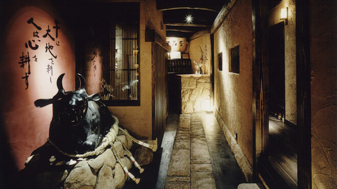 和牛懐石 但馬屋 梅田 - 内観写真:左に見える、那智黒の牛が皆様をお迎え致します。