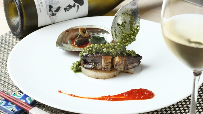 サカナザ - 料理写真:活アワビの蒸し焼きステーキクルミのソース