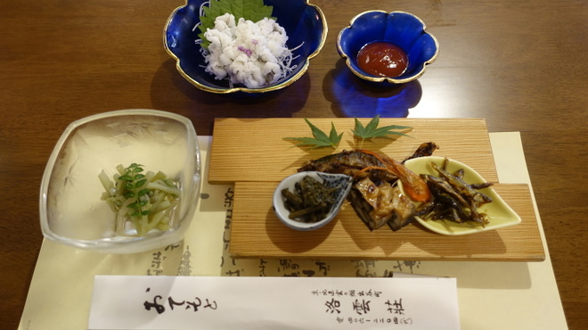 洛雲荘 - 料理写真:鱧の湯引きがちょっとどうなのって感じ