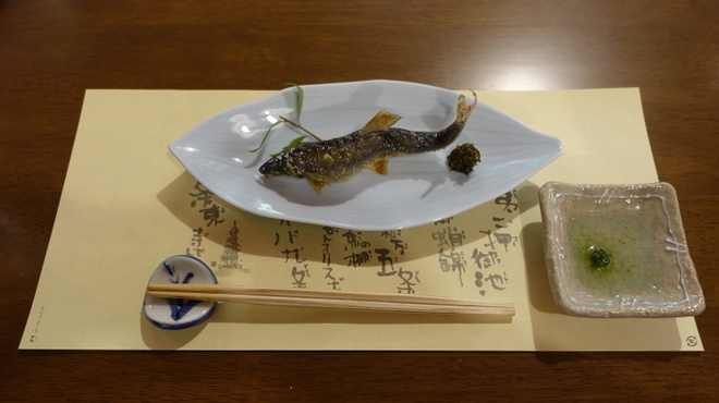 洛雲荘 - 料理写真:鮎の塩焼き（これだけが飛び抜けで美味しかった。）