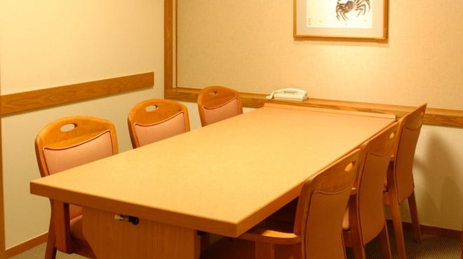 かに道楽 - 内観写真:椅子席の個室と掘りごたつ式の個室があります