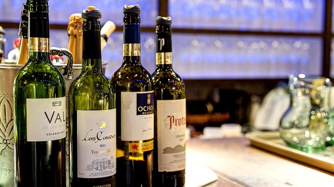 スペインクラブ 茅ヶ崎 - ドリンク写真:お料理はもちろん、ワインにも徹底的にこだわっています。ブドウの作付面積世界最大級を誇るワイン王国スペイン。当店では、現地の生産者から直接お取り寄せした本場のスペインワインを豊富に取り揃えています。テンプラ二ーリョ、ガルナッチャ、アルバリーニョ、ヴォルデホなど、いずれもスペインが世界に誇るブドウの品種を使用したものばかり。ブドウの品種やワインの特性に合わせたグラスをご用意いたします。