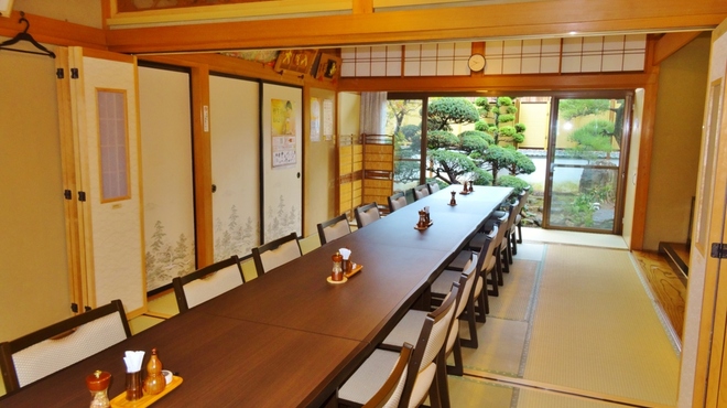 うおさだ - 内観写真:法事や各種宴会、会食などに最適なお部屋です。24名様まで、ゆったりとお食事をしていただけます。