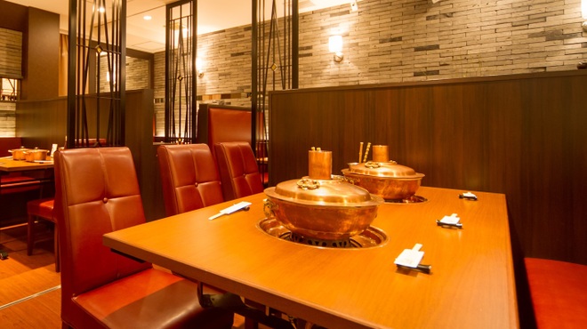 しゃぶ亭 - 内観写真:2Fテーブル席　６名席（鍋２個）