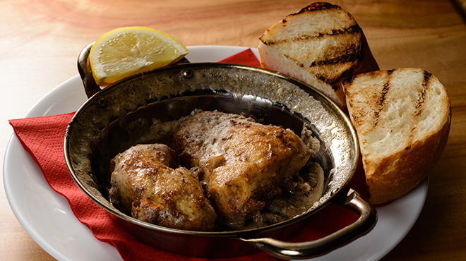 カルネジーオ イースト - メイン写真:富士鶏焦がしバター焼き博多フランスパン2