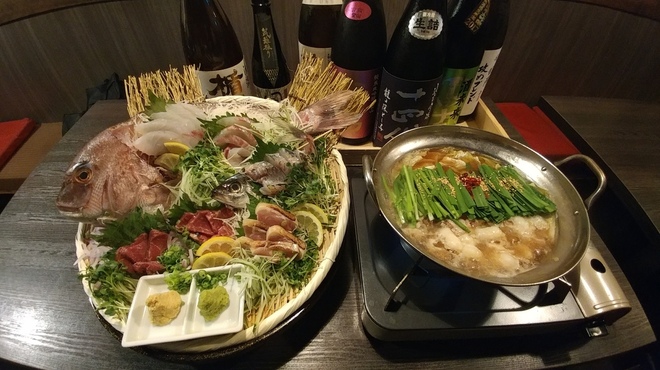 Motsunabe Izakaya Hara Hetta - 料理写真:最高のコスパーです。もつ鍋とお刺身の盛り合わせセット！