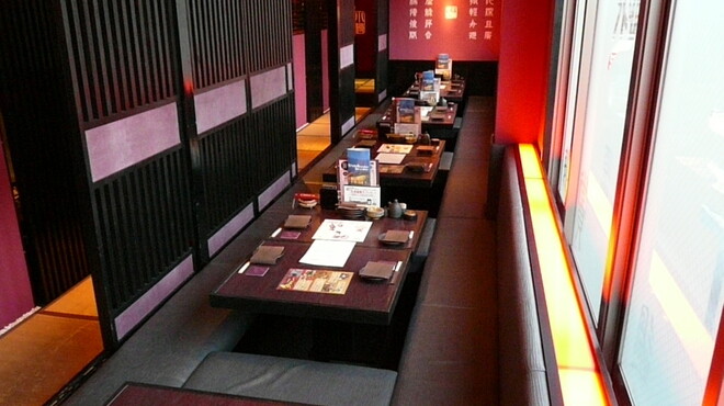 北海道ダイニング 小樽食堂 - 内観写真:格子とすだれで仕切られた半個室のBOX席。この写真のようにすだれを上げれば、30名様まで一同に介せます。