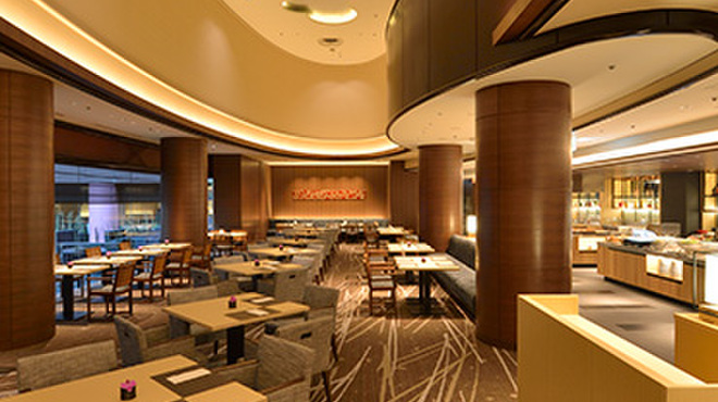 オールデイダイニング風花 - 内観写真:中庭に面したホール