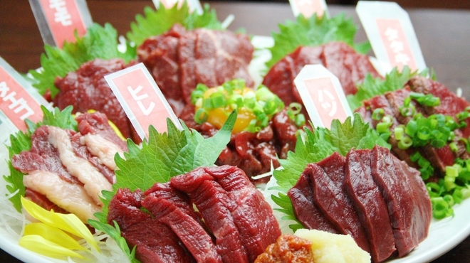 馬かもん　山形店 - 料理写真:馬かもん盛り（馬刺７点＋桜ユッケ）