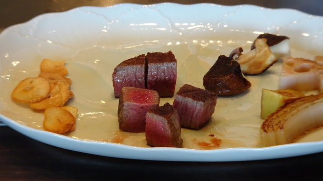 室 - 料理写真:◆後ろ二切れが追加のお肉。主人に多めにして頂きましたので、実際はもう少し量があります。 金針菜も付きますが、お写真撮り忘れました。m(__)m