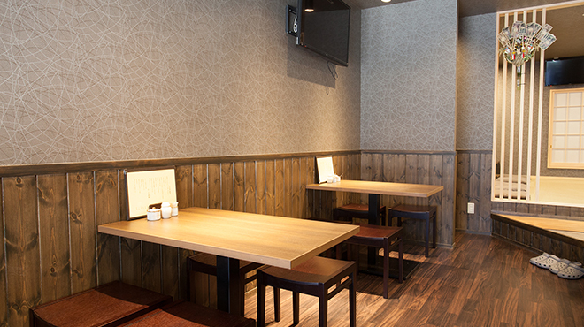 彩波 - メイン写真:内観カウンター席・テーブル席