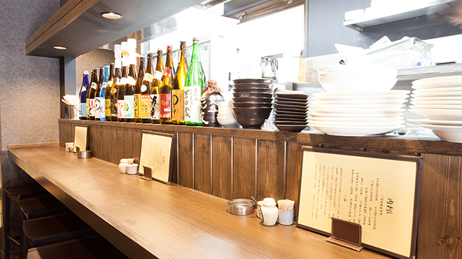彩波 - メイン写真:内観カウンター席・テーブル席